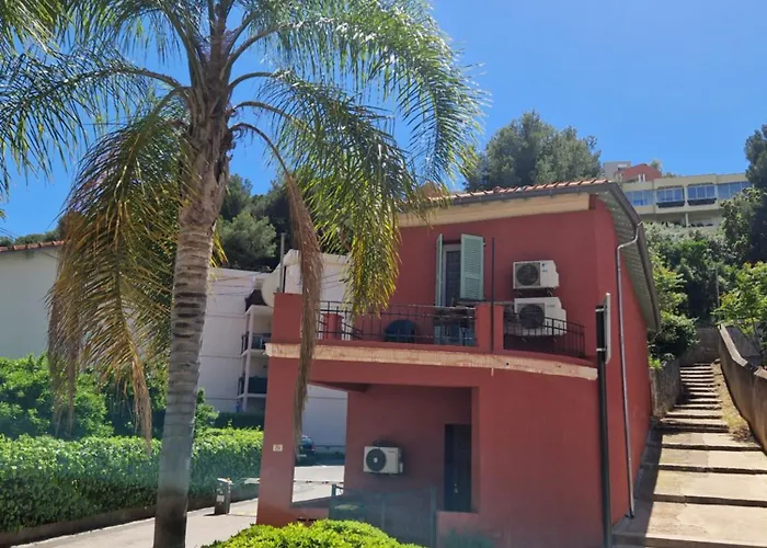Roquebrune : Appartement 4 Personnes Proche De La Plage